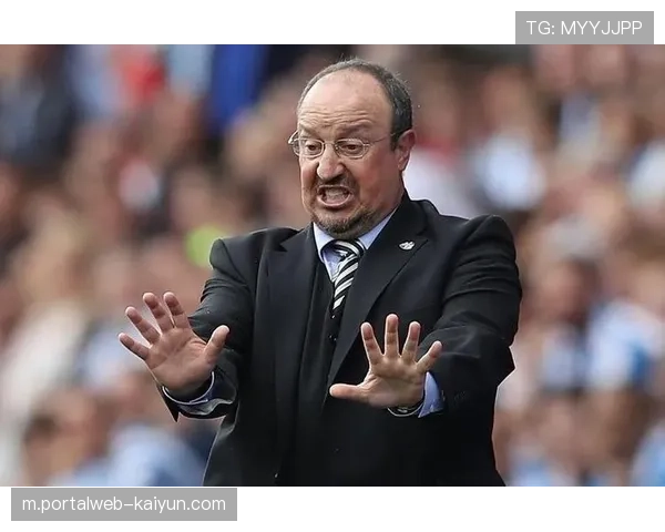 帕纳辛纳科斯贝尼特斯帅位压力影响防守部署，客场战术纪律面临考验